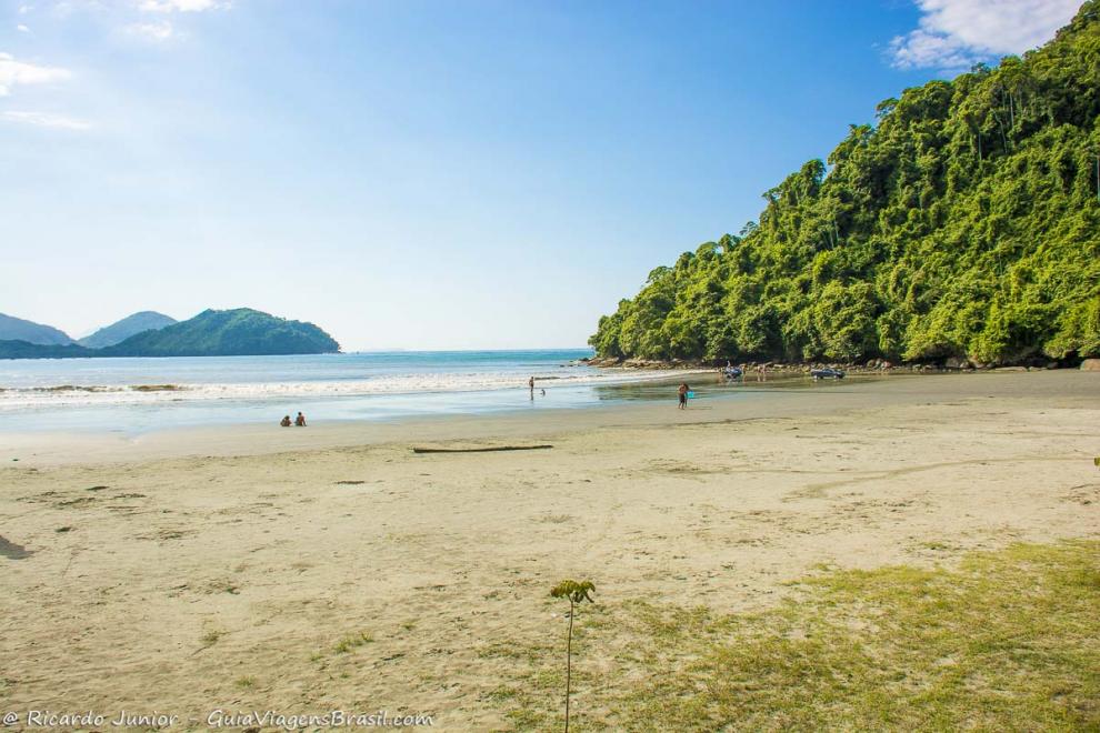 Imagem do mar calmo da Praia de Perequê Açu.